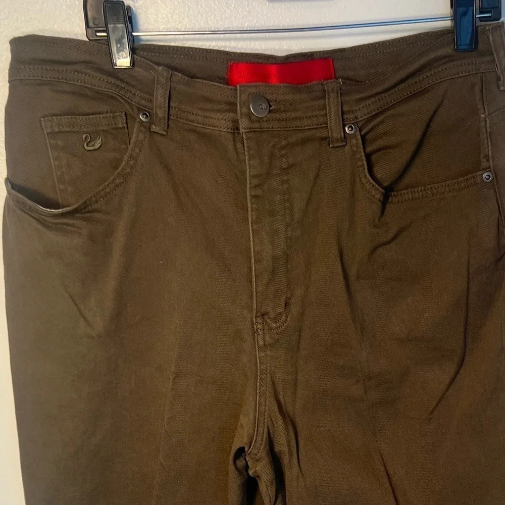 Gloria Vanderbilt,‎ 16M, relaxed fit brown denim pant. Logo and five pocket Jean